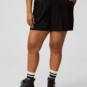 Black Pleated Women's Shorts Size 22 Torrid